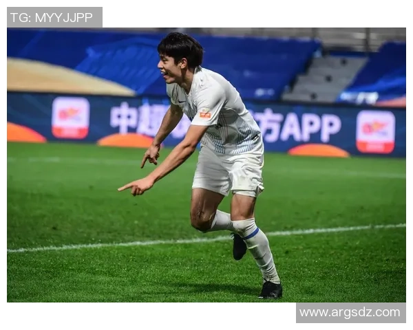 申花与富力激战正酣精彩直播尽在眼前不容错过的足球盛宴